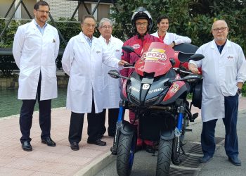 Equipo directivo ELPOZO junto a la moto de enlace de La Vuelta