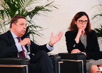 Planas junto a la Comisaria de Comercio