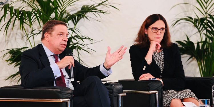 Planas junto a la Comisaria de Comercio