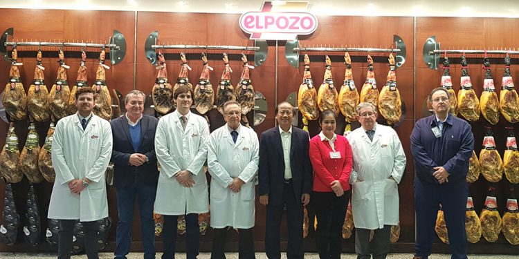 Visita de el embajador de Vietnam