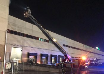Bomberos trabajando en la nave