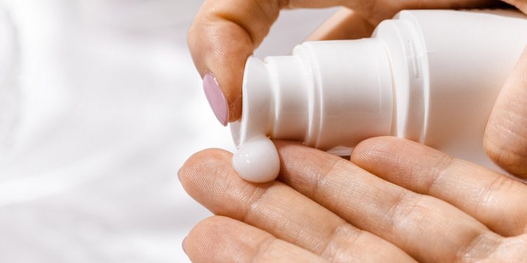 Un análisis de OCU confirma que las cremas solares cumplen la normativa