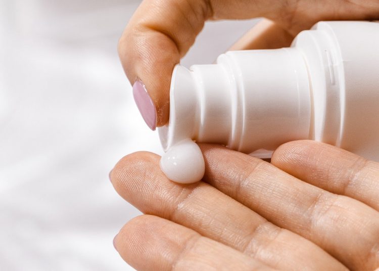 Un análisis de OCU confirma que las cremas solares cumplen la normativa