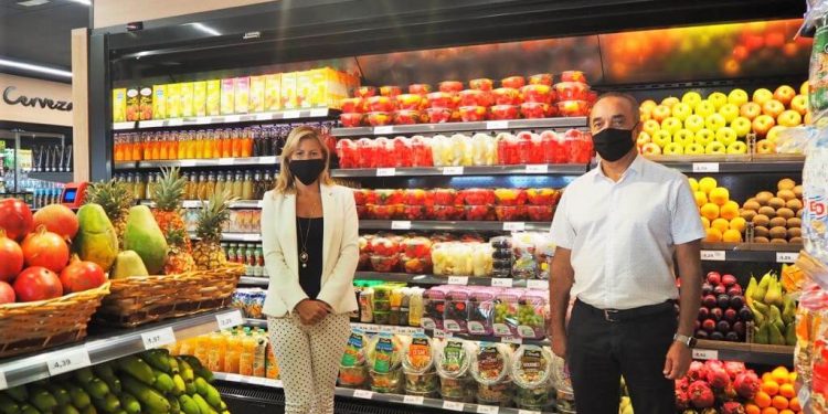 La Directora General de SPAR Gran Canaria, Dunia Pérez, junto al socio-consejero Jesús Díaz, propietario de SPAR Express Playa del Inglés, durante la reapertura de la tienda