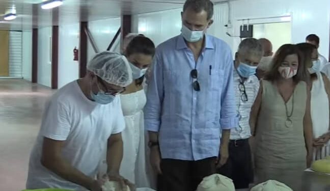 Los Reyes ponen en valor el sector primario en su visita a la Cooperativa Coinga