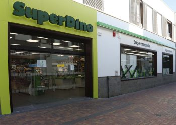 Fachada del SuperDino Playa Blanca