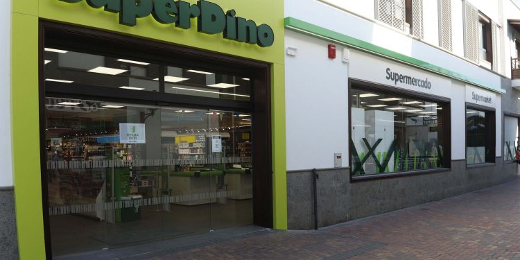 Fachada del SuperDino Playa Blanca