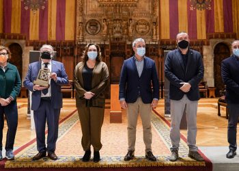 La alcaldesa de Barcelona pide a los ciudadanos no comprar en Amazon y optar por el comercio local