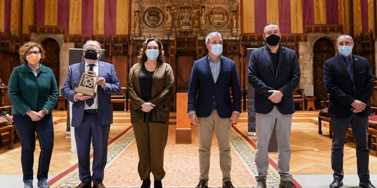 La alcaldesa de Barcelona pide a los ciudadanos no comprar en Amazon y optar por el comercio local