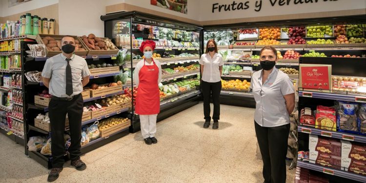 El equipo de SPAR Carrizal en la renovada zona de frutas y verduras