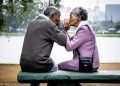 "Juárez y Heloisa se conocieron en las calles de São João Del Rey, Brasil, hace 56 años. Para ellos, todavía hoy, los abrazos y mimos son un signo de amor y consuelo. NIVEA los ha conocido con ocasión de su Informe NIVEA 2020: La situación del Contacto Humano".