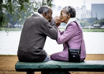 "Juárez y Heloisa se conocieron en las calles de São João Del Rey, Brasil, hace 56 años. Para ellos, todavía hoy, los abrazos y mimos son un signo de amor y consuelo. NIVEA los ha conocido con ocasión de su Informe NIVEA 2020: La situación del Contacto Humano".