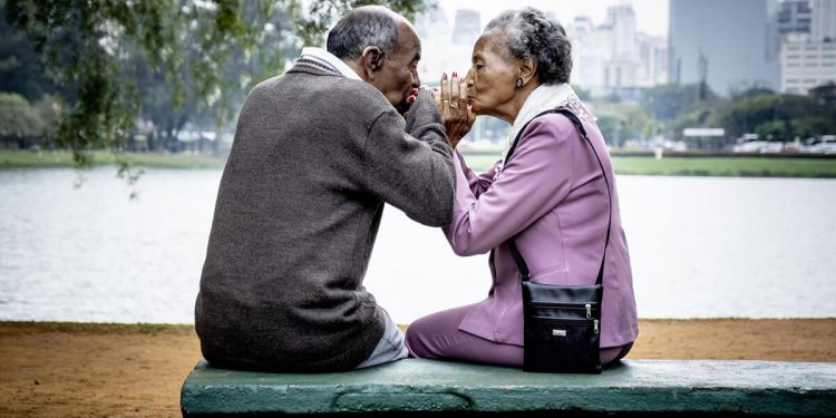 "Juárez y Heloisa se conocieron en las calles de São João Del Rey, Brasil, hace 56 años. Para ellos, todavía hoy, los abrazos y mimos son un signo de amor y consuelo. NIVEA los ha conocido con ocasión de su Informe NIVEA 2020: La situación del Contacto Humano".