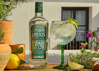 Larios lanza una ginebra con esencias herbales mediterráneas