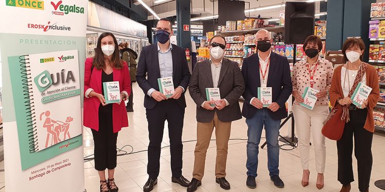 Vegalsa-Eroski apuesta por un modelo de tienda más inclusivo para personas con discapacidad visual