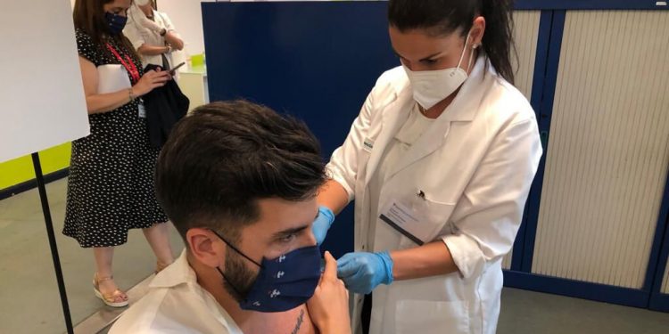 Carrefour ya ha vacunado en Málaga y Sevilla a más de 300 empleados