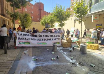 Concentración de ganaderos a las puertas de Mercadona