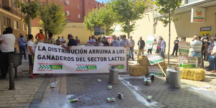 Concentración de ganaderos a las puertas de Mercadona