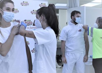 Trabajadores de ELPOZO ALIMENTACIÓN vacunándose en sus instalaciones