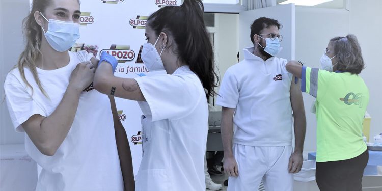 Trabajadores de ELPOZO ALIMENTACIÓN vacunándose en sus instalaciones