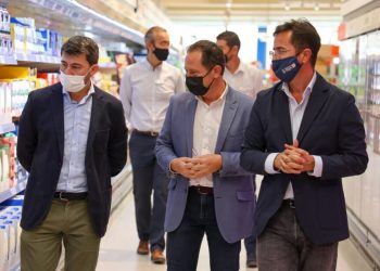 El alcalde de El Ejido, Francisco Góngora, visitó el nuevo establecimiento de Lidlacompañado del director regional de Lidl en Almería, Miquel Alberola.