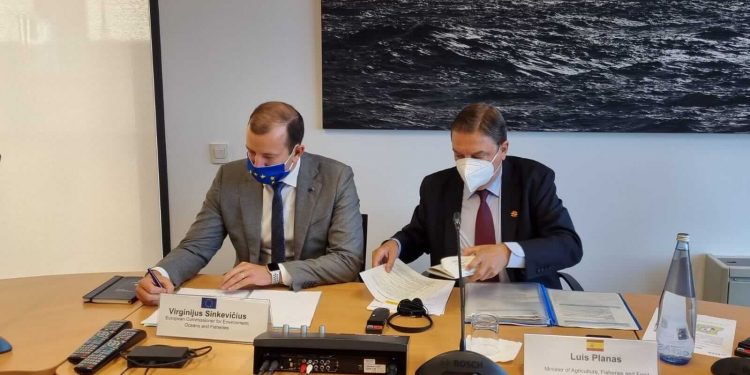 Reunión en la que han participado el ministro y el comisario europeo
