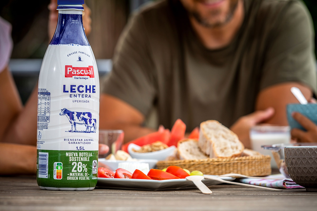 Pascual crea una botella de leche con materiales reciclados - Financial Food