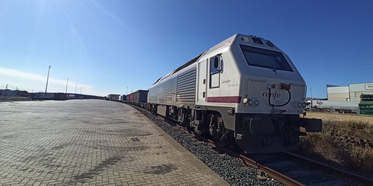 Azucarera utiliza el tren para transportar su azúcar