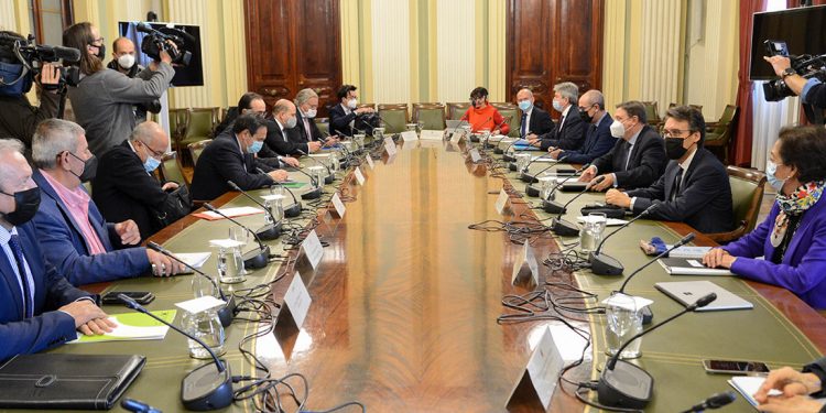 Ministro y representantes de la cadena alimentaria