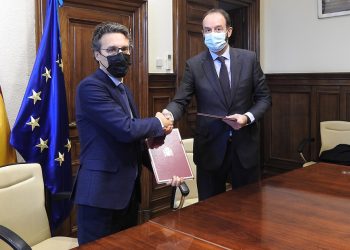 El secretario General de Agricultura y Alimentación, Fernando Miranda, y el presidente de la Interprofesional Láctea (INLAC), Ignacio Elola Zaragüeta