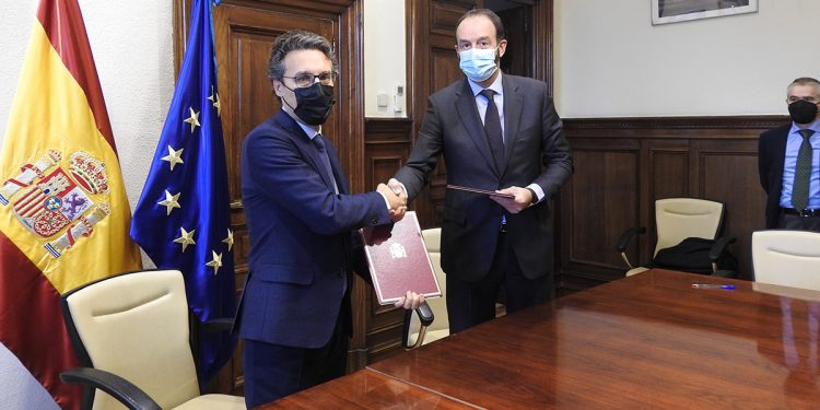 El secretario General de Agricultura y Alimentación, Fernando Miranda, y el presidente de la Interprofesional Láctea (INLAC), Ignacio Elola Zaragüeta