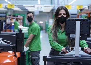 Trabajadores en la Colmena de Madrid de Mercadona