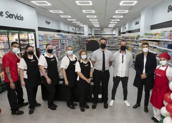 El equipo de SPAR Benartemi durante la reapertura