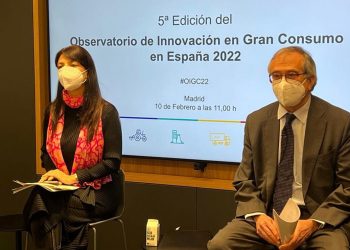 Isabel Bombal y Carlos Cabrera en la quinta edición del Observatorio de Innovación en Gran Consumo