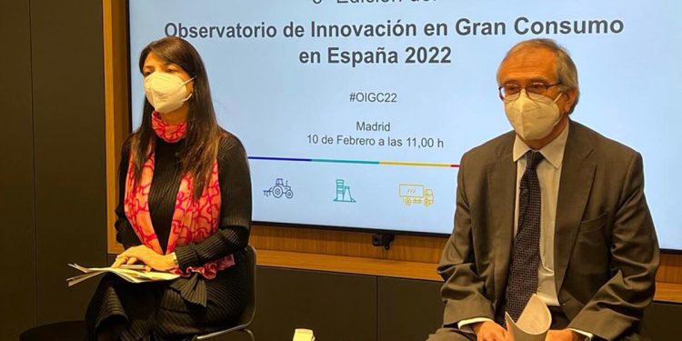 Isabel Bombal y Carlos Cabrera en la quinta edición del Observatorio de Innovación en Gran Consumo