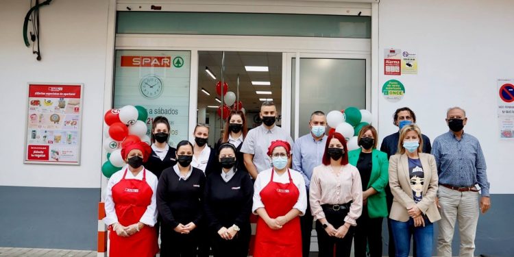 El equipo de SPAR Almatriche junto a la directiva de SPAR Gran Canaria