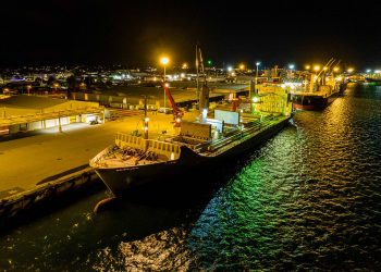 Kiwis Zespri El barco Ceres Two saliendo del puerto de Tauranga