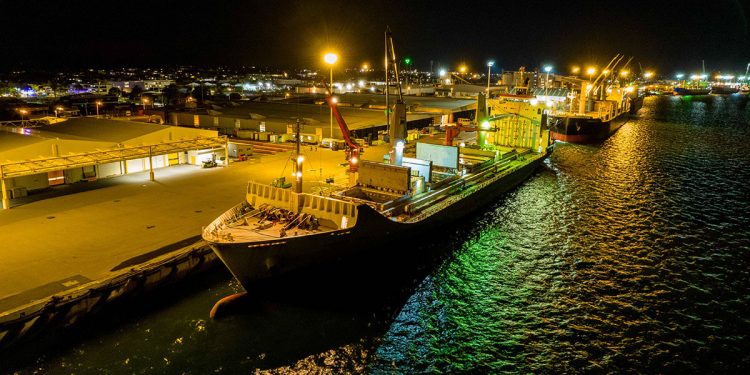 Kiwis Zespri El barco Ceres Two saliendo del puerto de Tauranga