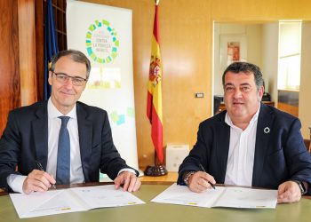 El director general de Coca-Cola Iberia, Juan Ignacio de Elizalde, y el alto comisionado contra la Pobreza Infantil, Ernesto Gasco