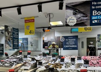 Mostrador de pescadería de Carrefour con bonito del Cantábrico