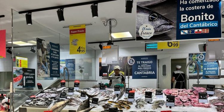 Mostrador de pescadería de Carrefour con bonito del Cantábrico