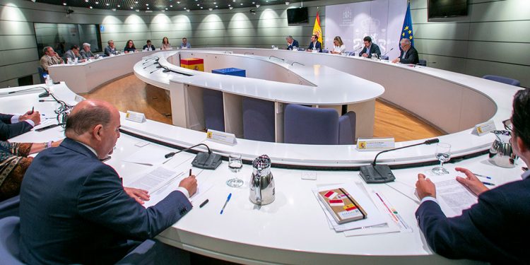 Díaz defiende su plan de contención de precios ante distribución y consumidores