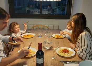 Familia-comida-pasta