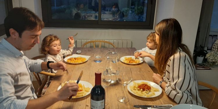 Familia-comida-pasta