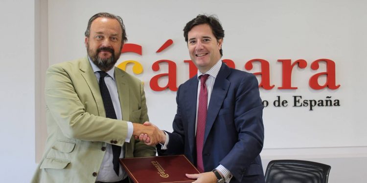 El secretario general de la Cámara de Comercio de España, Adolfo Díaz-Ambrona y el director de Espirituosos España, Bosco Torremocha