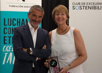 Enrique Sánchez, presidente de la Fundación Adecco; y Marta Sempere, VP de People & Culture de Coca-Cola Europacific Partners Iberia