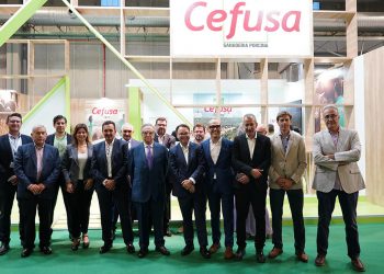 El equipo directivo de Grupo Fuertes frente al stand de Cefusa en Sepor 2023