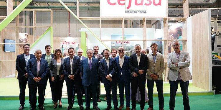 El equipo directivo de Grupo Fuertes frente al stand de Cefusa en Sepor 2023