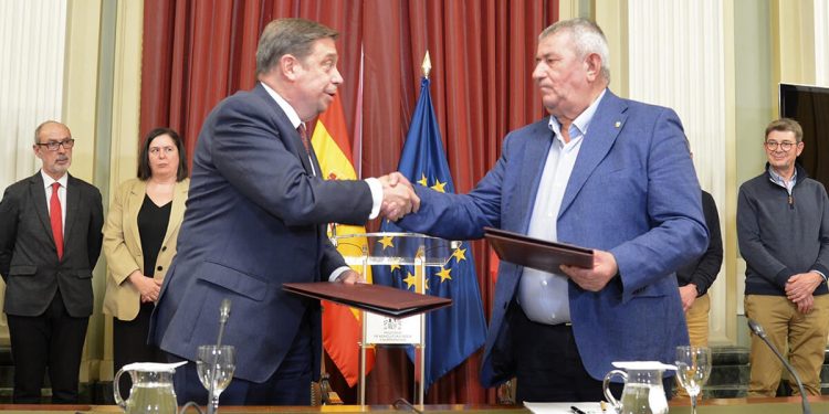 Planas firma con UPA el acuerdo sobre las 43 medidas de respuesta a las inquietudes de agricultores y ganaderos