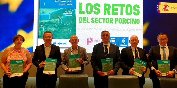 Cajamar e Interporc publican un libro sobre el liderazgo del sector porcino